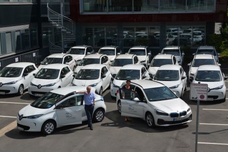 Landrat Manfred Müller und Dr. Claudia Beverungen ziehen ein erstes Fazit: Klimaschutzziel der Paderborner Kreisverwaltung im Bereich umweltfreundliche Mobilität ist erreicht, Fuhrpark des Kreises Paderborn für Dienstfahrten ist komplett auf Elektro- und Hybridautos umgestellt. Bildnachweis: Amt für Presse- und Öffentlichkeitsarbeit, Kreis Paderborn, Meike Delang Allgemeiner Fuhrpark nur noch mit Elektro- und Hybridfahrzeugen